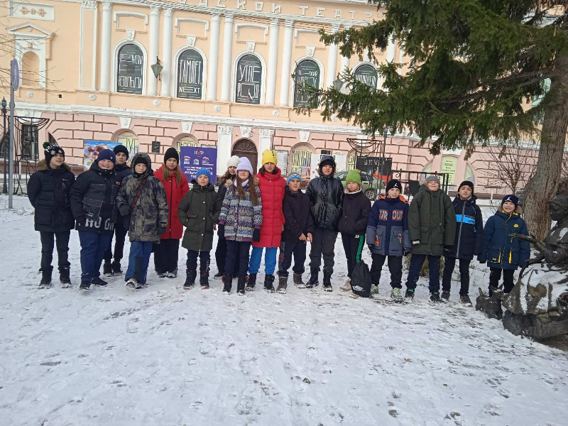 Выход в драматический театр.