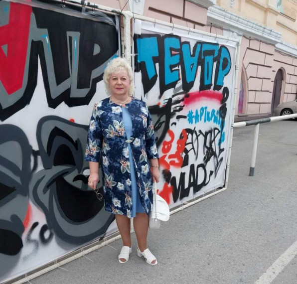 «Театр полон, ложи блещут».