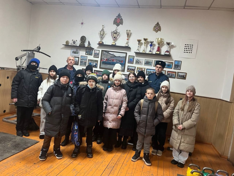 Сегодня ученики 6 " В" класса посетили пожарную часть.